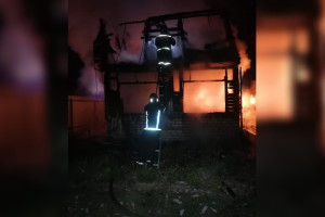 В Александровском районе в СНТ загорелся дачный дом