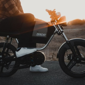 Под Владимиром у стройки М-12 мотоциклист наехал на кучу асфальтной крошки 