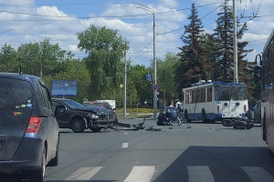 В центре Владимира мотоциклист влетел в иномарку