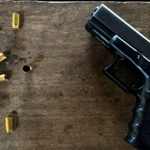 Житель Владимирской области 10 лет производил оружие в гараже
