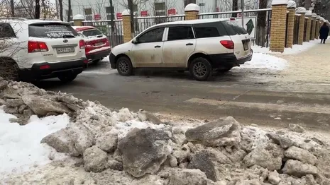 Во Владимире лед сковал тротуар у больницы №4