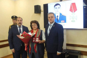 Во Владимирской области маме погибшего на Украине офицера вручили Орден Мужества