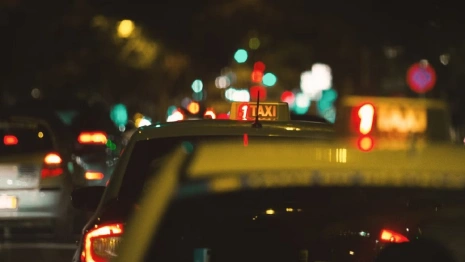 Таксист из Владимира вернул 500 тыс. рублей обманутой старушке 