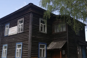 В Красной Горбатке семью с ребенком поселили в ветхий дом