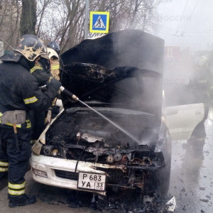 На улице Горького во Владимире загорелась иномарка