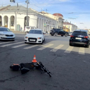 Водитель электросамоката попал в больницу после ДТП в центре Владимира