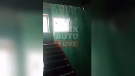 Во Владимирской области подъезд одного из домов превратился в водопад