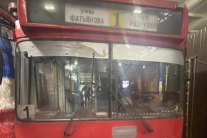 Провалившаяся в люк пассажирка троллейбуса сломала ногу и получила геморрагический шок