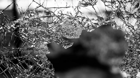 Во Владимире застройщику дома с лишними этажами разбили офис и оставили записку с угрозой