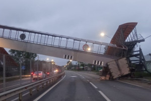 Трассу М-7 в Петушинском районе перекрыли из-за влетевшей в опору надземника ГАЗели