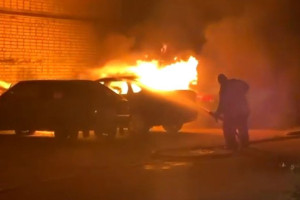 Полыхающие автомобили в Струнино сняли на видео