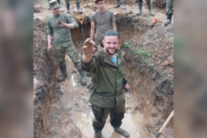 Владимирские поисковики эксгумировали останки 8 красноармейцев и нашли медальон