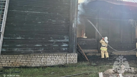 В поселке под Меленками разгорелся мощный пожар