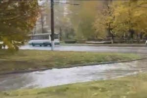 Во Владимире на Суздальском проспекте разлилась гигантская лужа