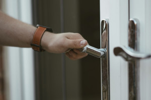 В Коврове спасатели вызволили застрявшую в квартире женщину