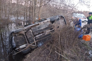 Спасатели вызволили пострадавшего водителя из машины после ДТП в Камешковском районе