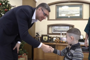 Владимирский губернатор подарил бластер 4-летнему мальчику