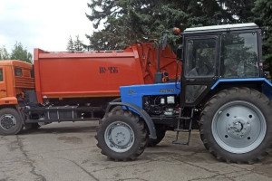 Владимирская область передала Докучаевск мусоровоз и трактор