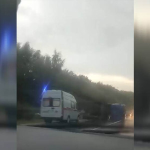 Грузовик перевернулся на трассе под Суздалем: появилось видео