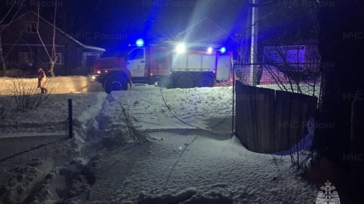 В Камешково 11 спасателей съехались к горящему частному дому - День во ...