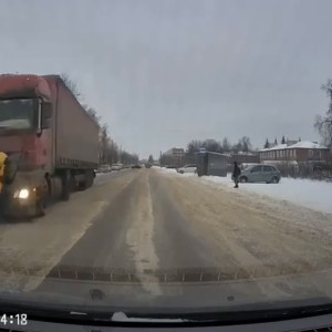 Фура сбила подростка на зебре в Муроме: момент попал на видео