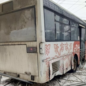 Во Владимире автобус №53 снес металлический забор