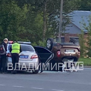 Во Владимире машина перевернулась при массовом ДТП на перекрестке
