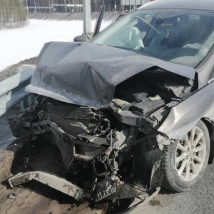 На трассе М-12 во Владимирской области легковушка влетела в отбойник