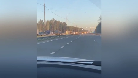 Мертвую пробку из фур и легковушек под Покровом сняли на видео 