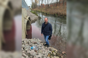 Во Владимире установили источник красной жидкости в реке Рпень