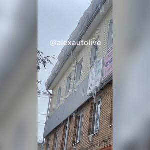 В Александрове крыши домов очистили от снега и наледи