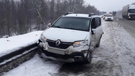 Во Владимирской области водитель иномарки снес отбойник и врезался в грузовик