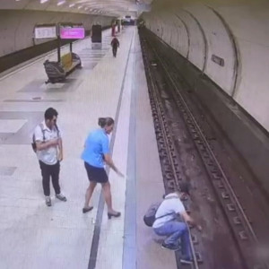 Владимирец пошел на смертельно опасный трюк из-за упавших на рельсы метро наушников