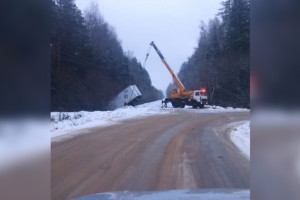 Под Александровом пятитонник улетел в кювет
