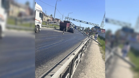 Лакинск встал в 5-километровой пробке из-за необычного ДТП с самосвалом