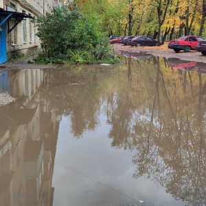 Двор пятиэтажки в Александрове после дождя превратился в озеро