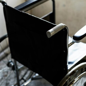 В Александрове колясочника оставили без пандуса в подъезде