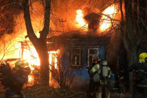 Во Владимире семья с 3 детьми успела выбежать из охваченного огнем дома 