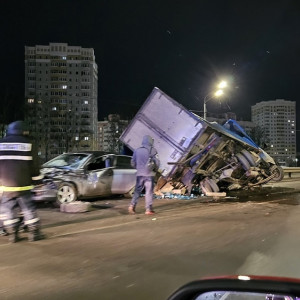 Во Владимире в районе Веризино столкнулись фургон и легковушка