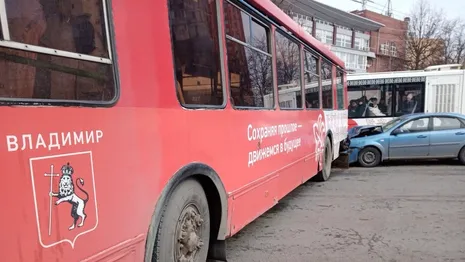 Во Владимире иномарка влетела в троллейбус 2-го маршрута
