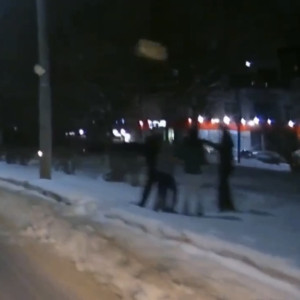 Во Владимире хулиганы забросали машины снежками