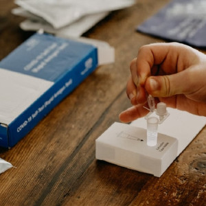 В Коврове отстраненная за отказ привиться сотрудница завода пожаловалась депутату Госдумы