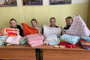 Суздальские школьники связали вещи для крошечных детей
