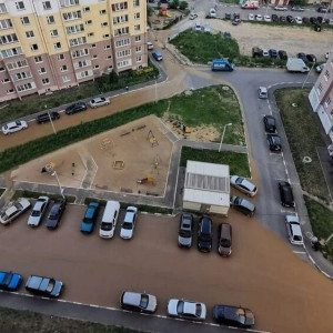 Дворы Нижней Дубровы во Владимире превратились в грязную бурлящую реку