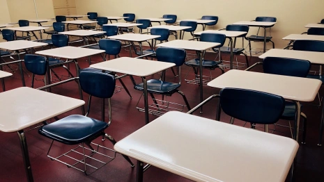 На досрочные каникулы отправили 37 школ области