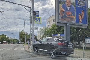 Во Владимире водитель внедорожника едва не снес остановку