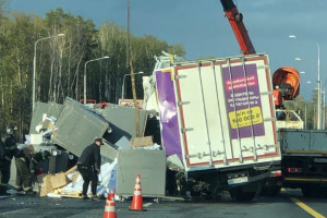 Во Владимирской области на трассе перевернулся грузовик Wildberries