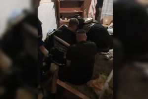 Во Владимире пьяный мужчина пытался выбросить женщину с 4-го этажа