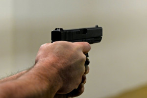 Во Владимире вооруженный пистолетом мужчина угрожал убийством двум детям