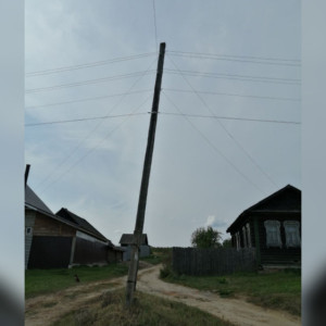 Прокуроры обеспокоились состоянием электрических столбов в деревне под Меленками